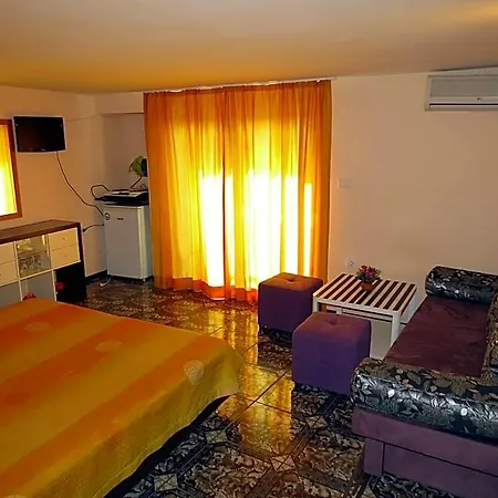Family Lebed Hotel *